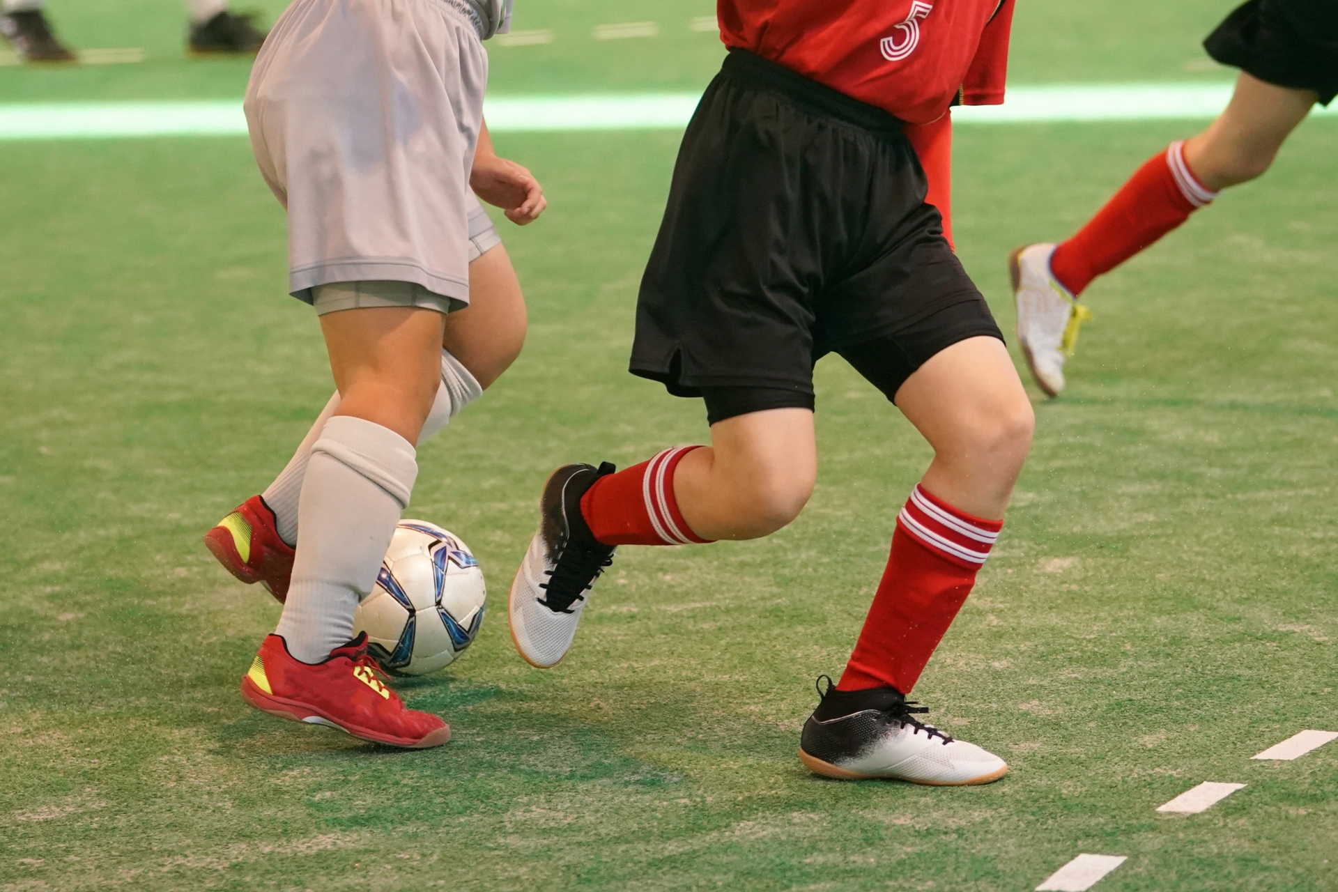 若い男性がフットサルをする様子