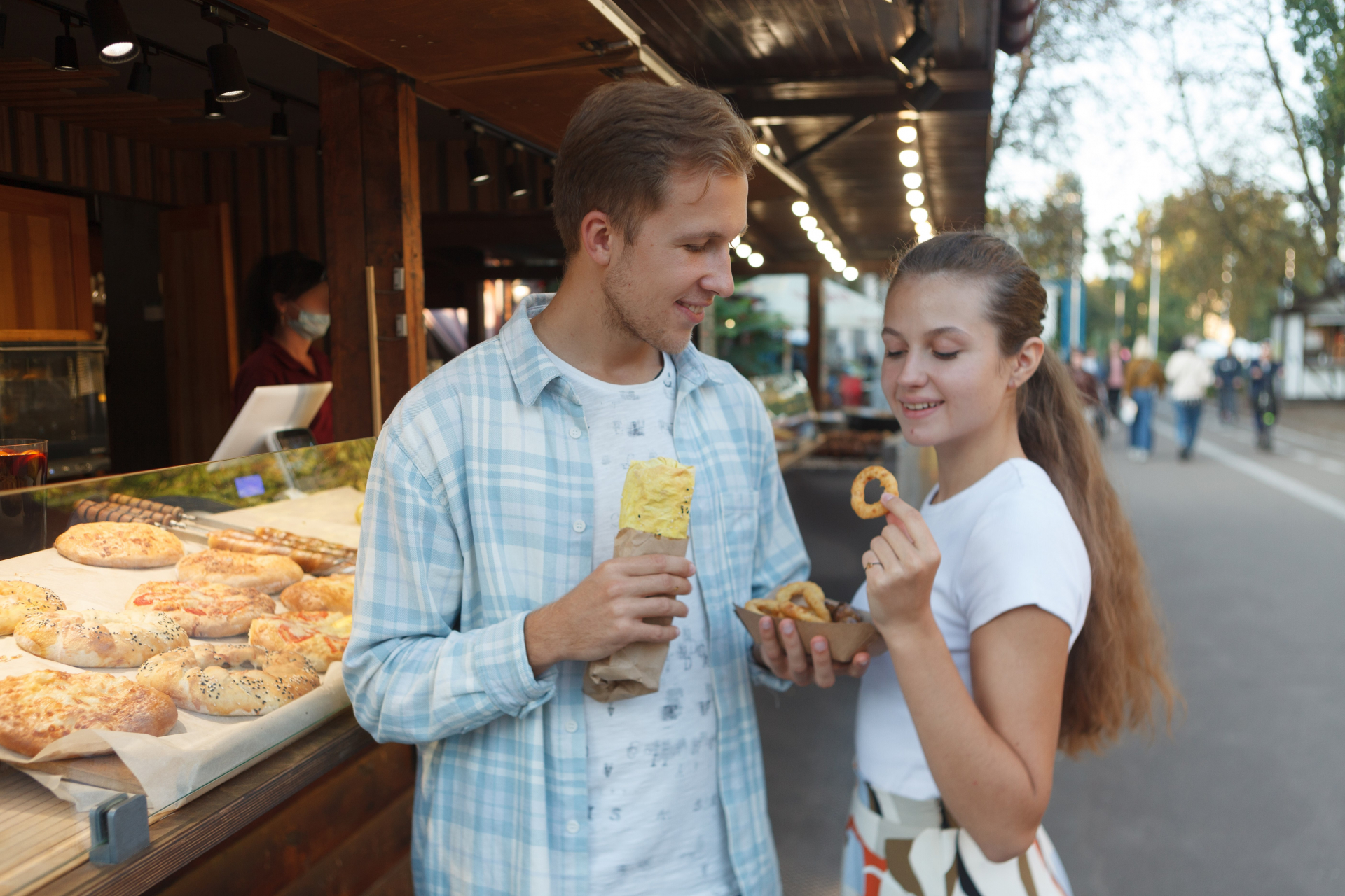 街中で食べ歩きを楽しむ男女
