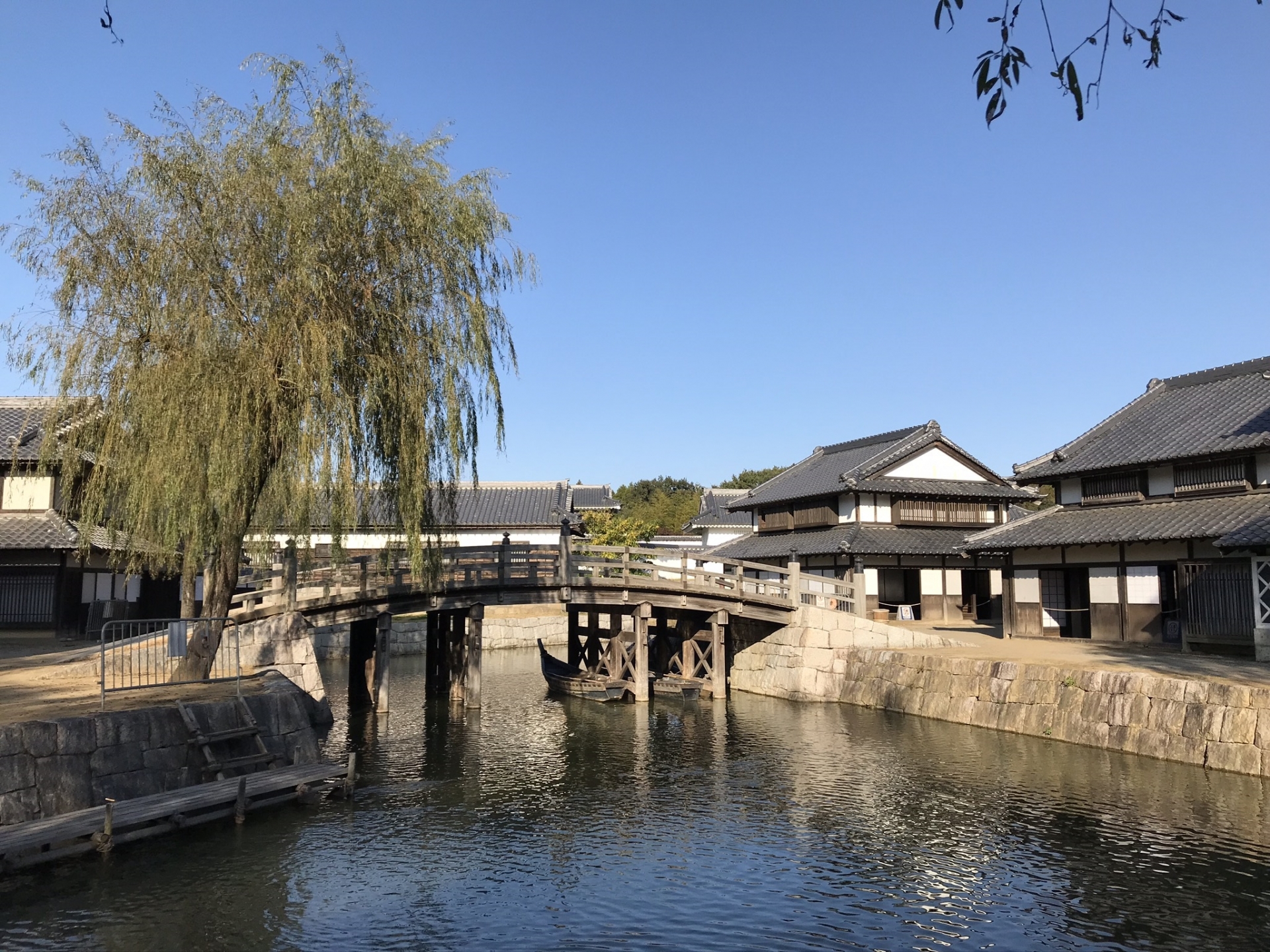 川沿いに立ち並ぶ古い建物