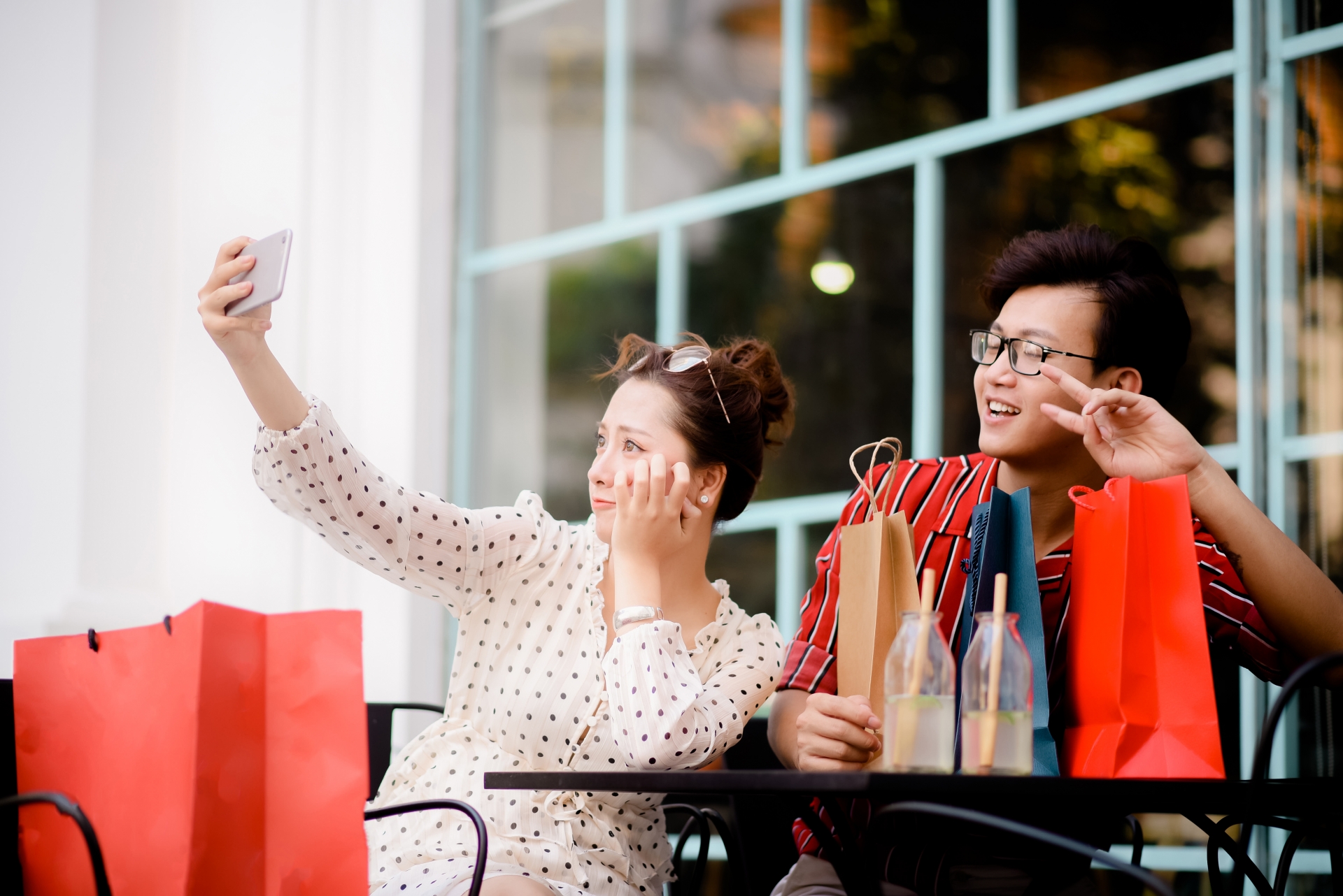 スマートフォンで撮影を楽しむ男女