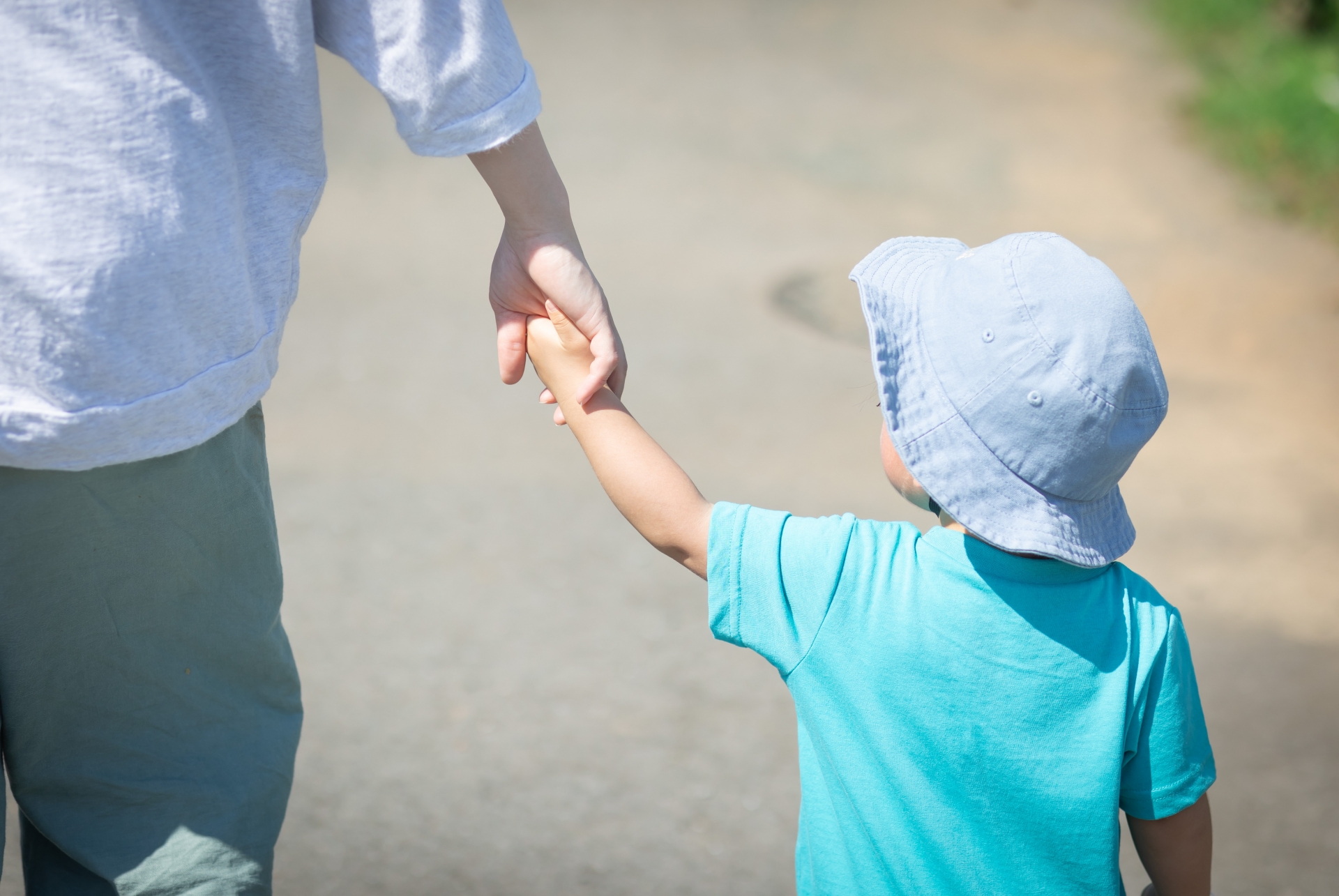 親子が道を歩いている様子