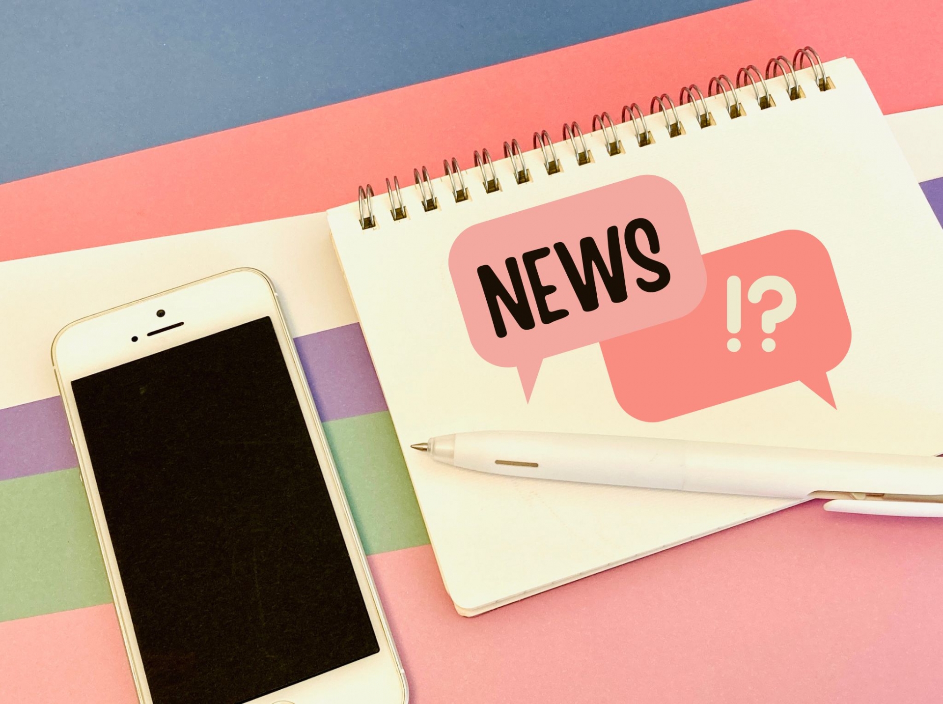 メモ帳に書かれたSNS投稿内容のイメージとスマートフォン