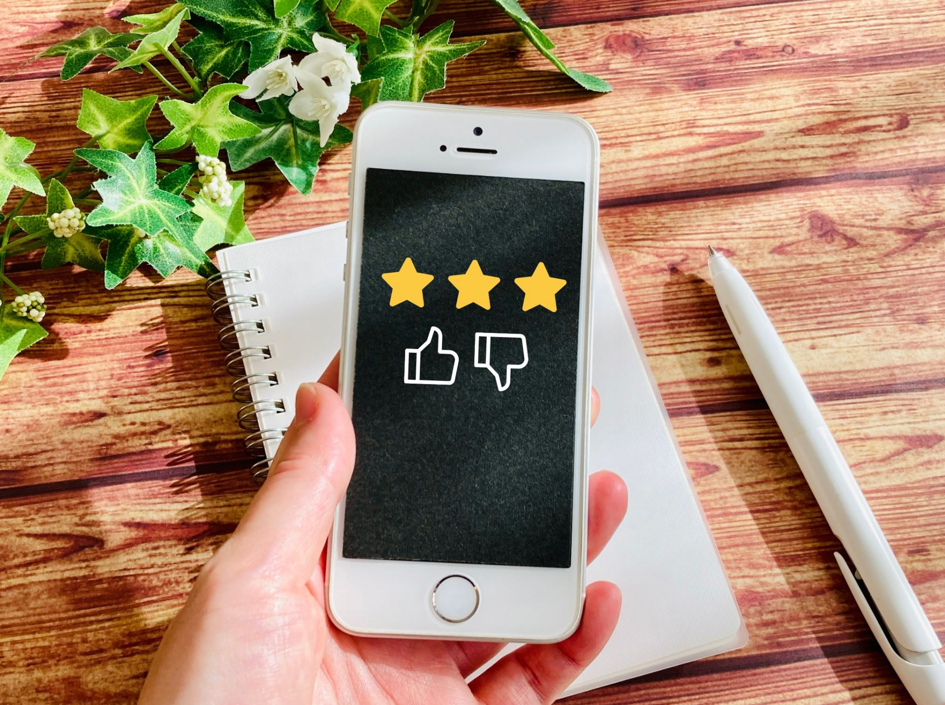 スマートフォンでアンケートに答えているイメージ画像