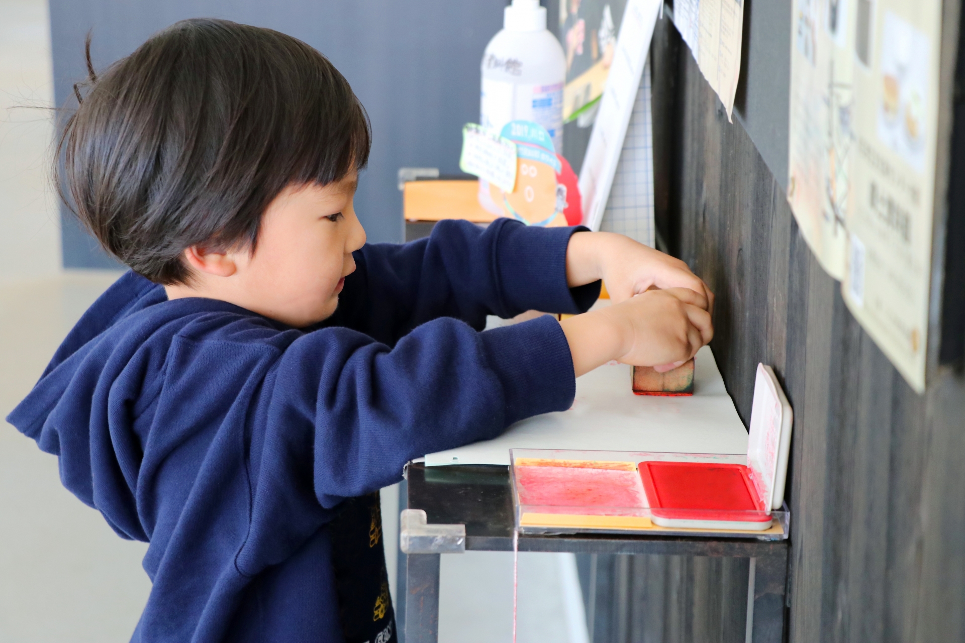 子どもがスタンプを押している様子