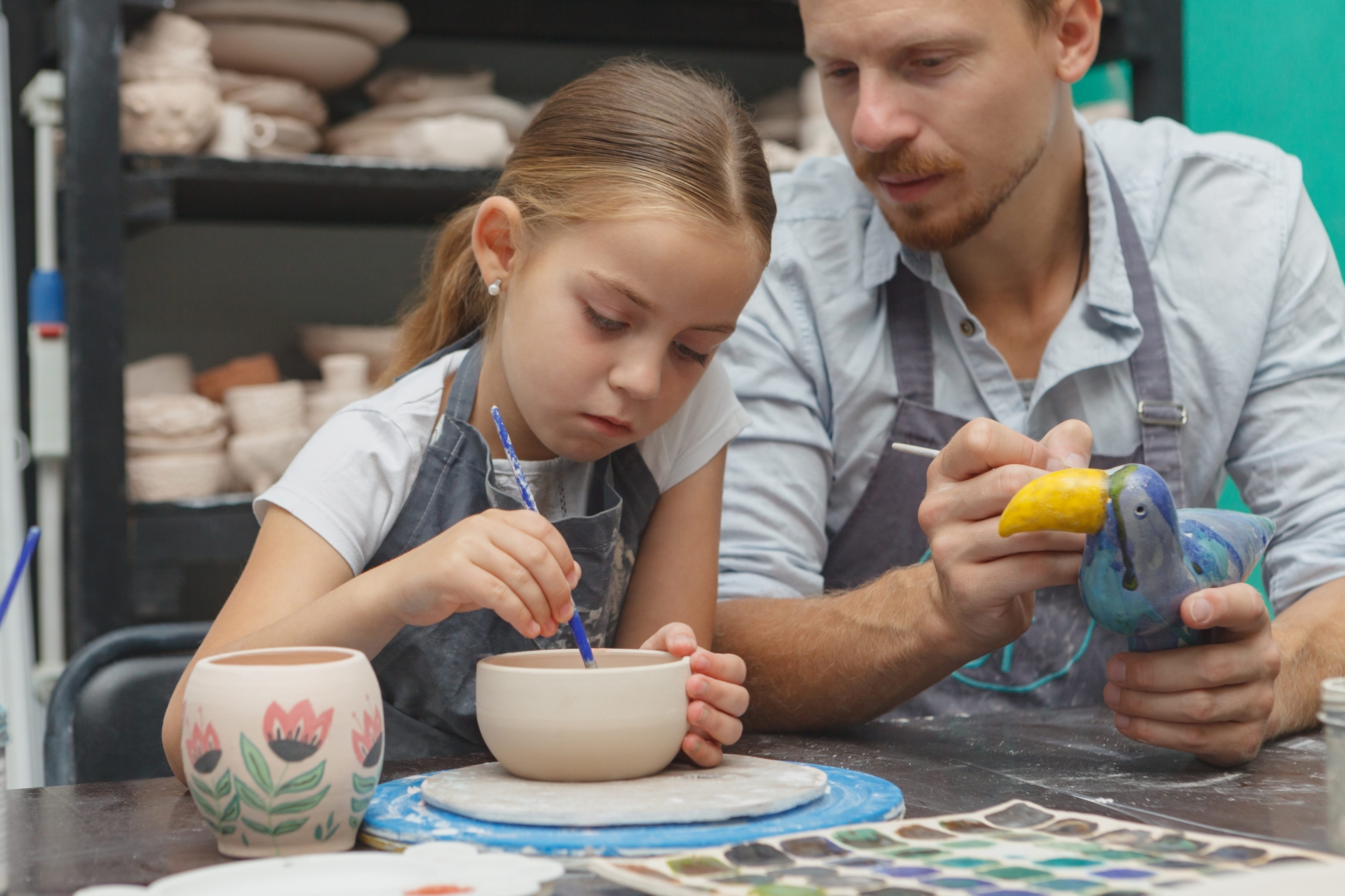 親子で絵付けを楽しんでいる様子