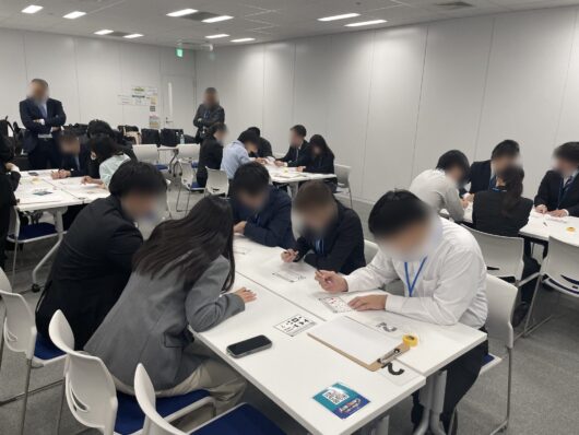 チームで協力して謎解きに取り組む参加者の様子