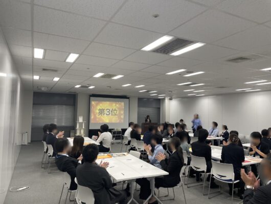 結果発表で拍手を送る参加者の様子